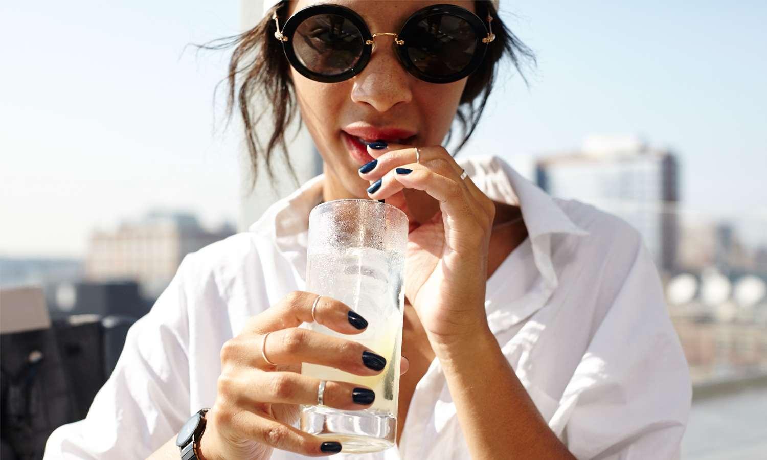 ホテル ロイヤルトン パーク アベニュー ニューヨーク エクステリア 写真 A woman drinking a glass of water